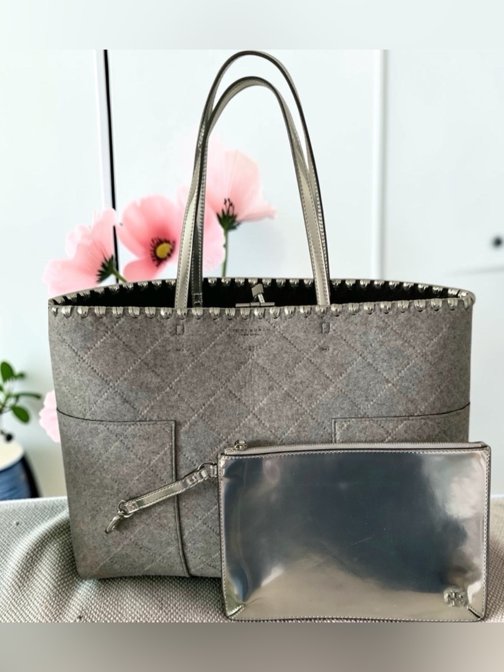 TORY BURCH BLOCK T FELT TOTE W/SILVER LEATHER POUCH EXC CONDITION